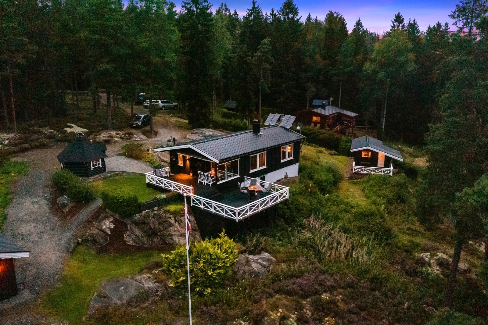 En oversikt som viser alle bygningene på den romslige tomten. Galleribilde