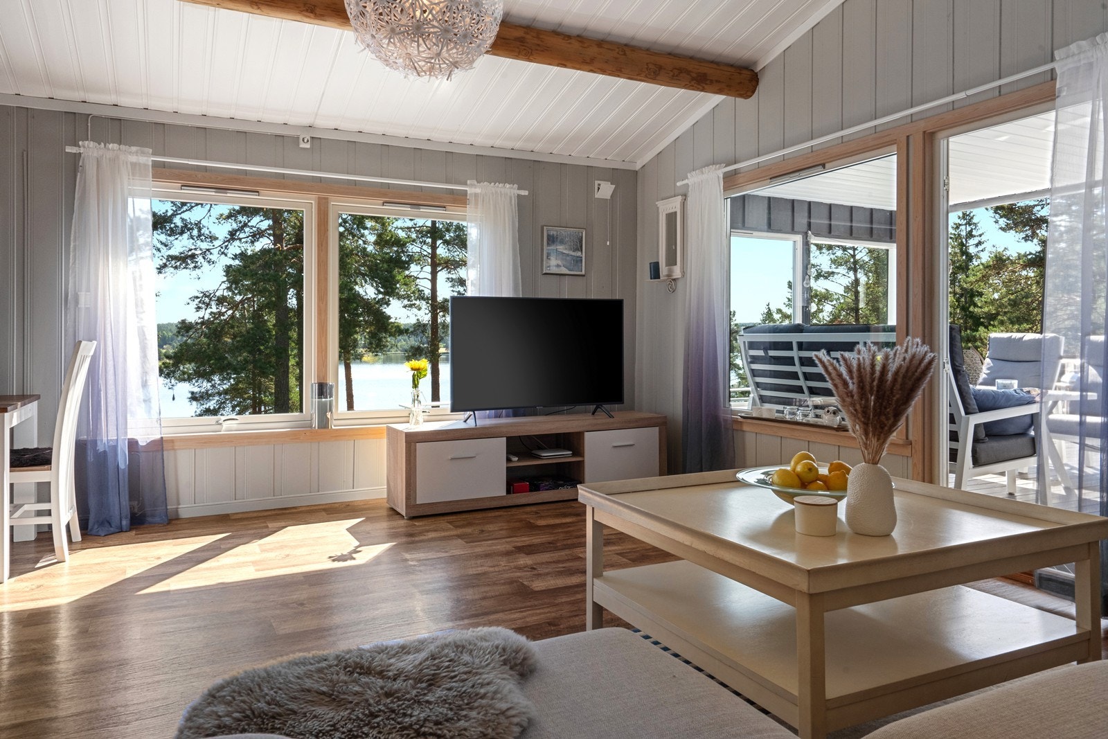 Store vindusflater slipper inn rikelig med dagslys og rammer inn utsikten mot vannet. Galleribilde