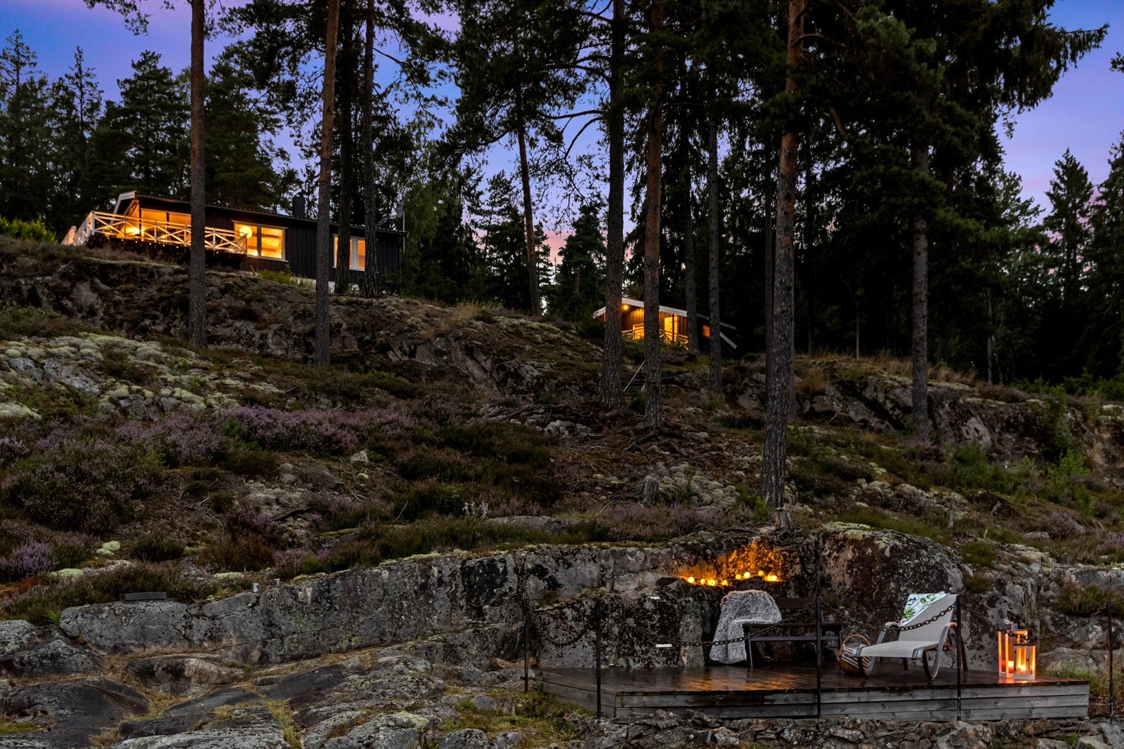 Tomten består hovedsakelig av pen naturtomt og synlig fjell. Galleribilde