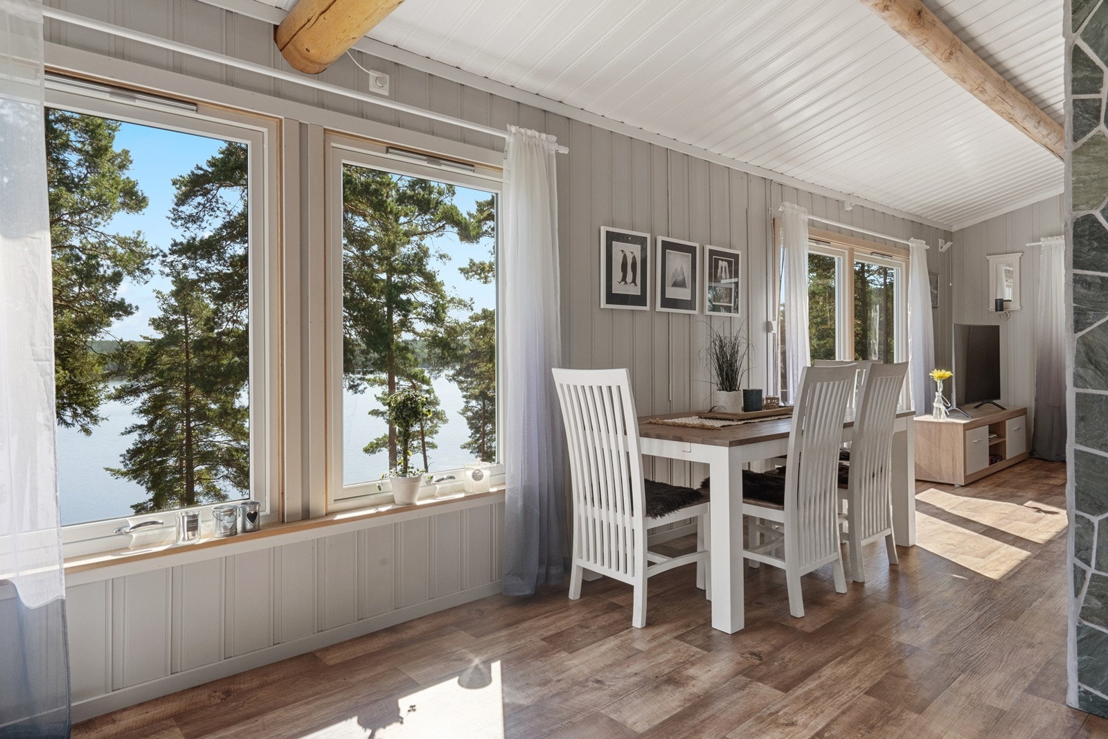 Spisestuen har en flott plassering med utsikt mot naturen og vannet. Galleribilde