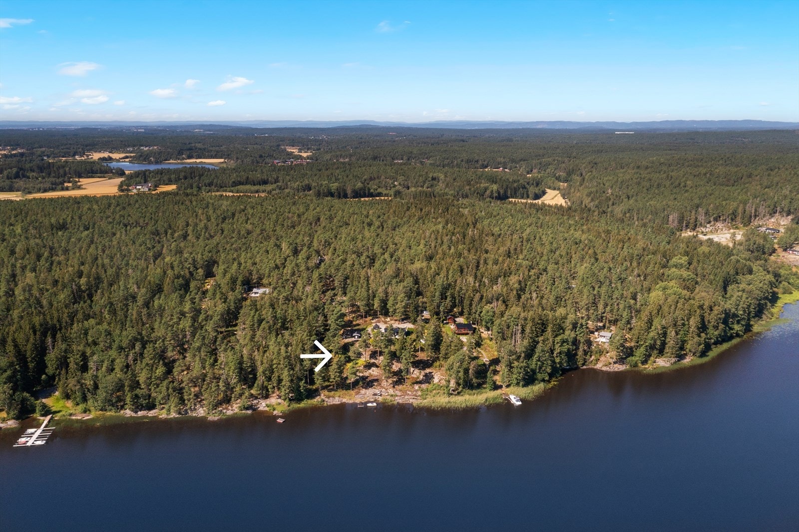 Fra eiendommen er det ca. 10-15 minutter til Mosseporten og E6, og ca. 45 minutter til Oslo. Galleribilde