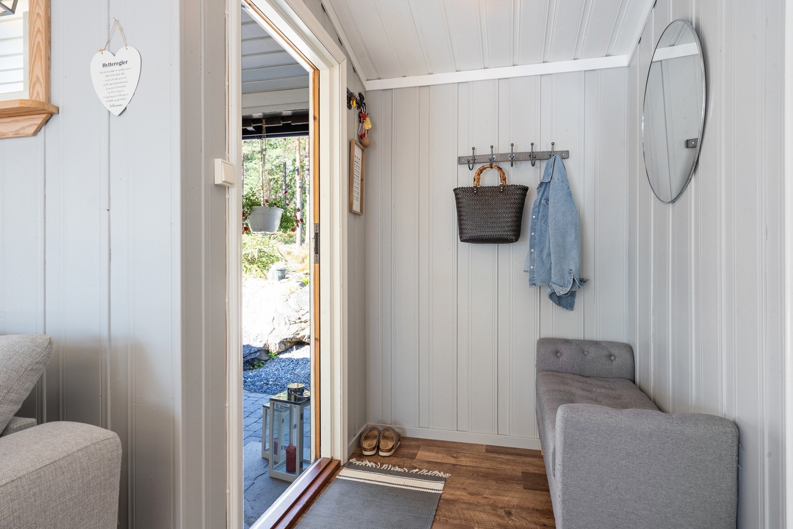 Hytta har en praktisk entré med plass til å henge fra seg yttertøy. Galleribilde