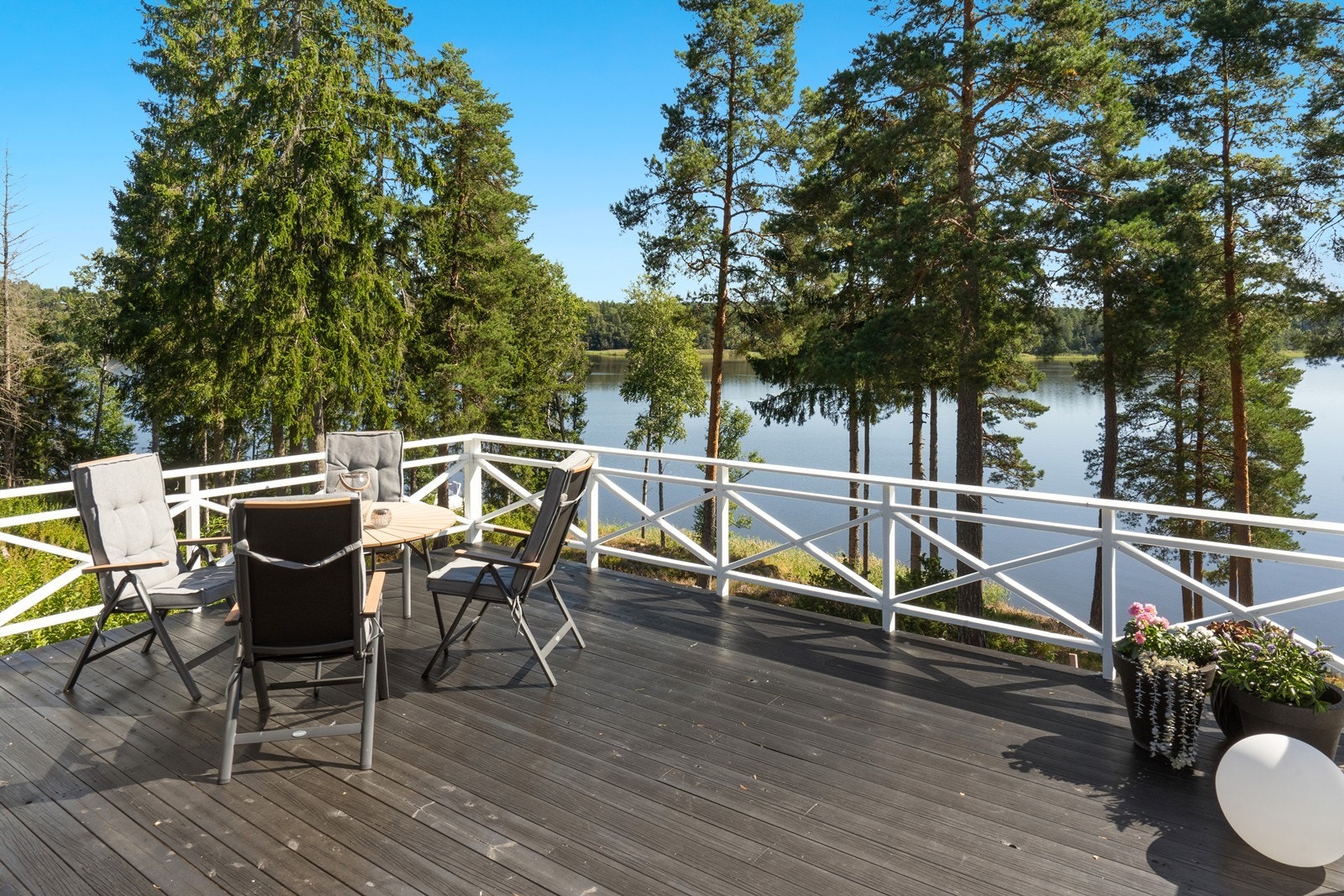Verandaen har god plass til flere sittegrupper. Galleribilde