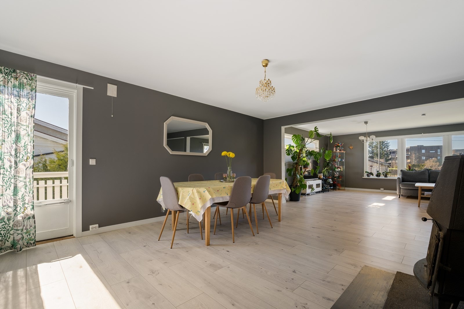 Boligens gode planløsning gjør det enkelt å møblere til ulike sosiale soner. Fra spisestuen er det adkomst til terrasse. Galleribilde