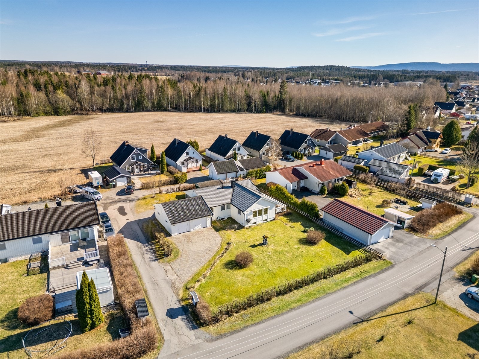 Boligen har egen garasje med plass til to biler Galleribilde