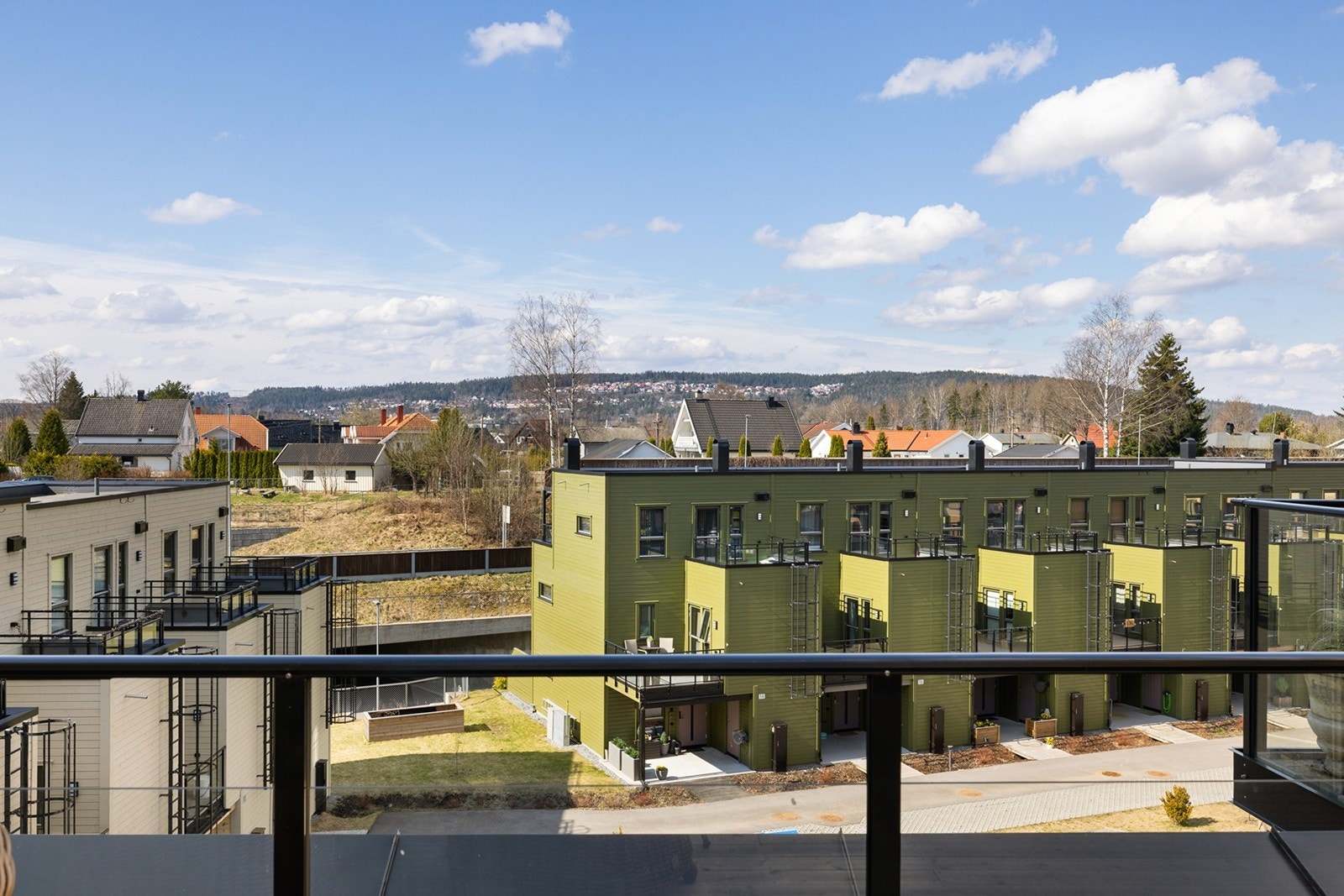 Her bor man landlig, men sentralt, i kort gangavstand til tog, skole, matbutikk og barnehage, og gangavstand til Frogner sentrum, og nærhet til marka med flotte turmuligheter. Galleribilde