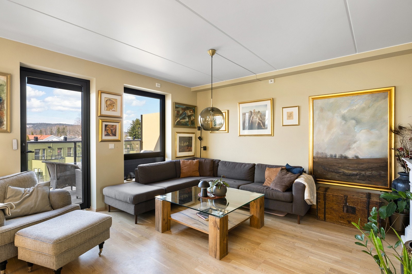 Store vindusflater slipper inn rikelig med dagslys. Galleribilde