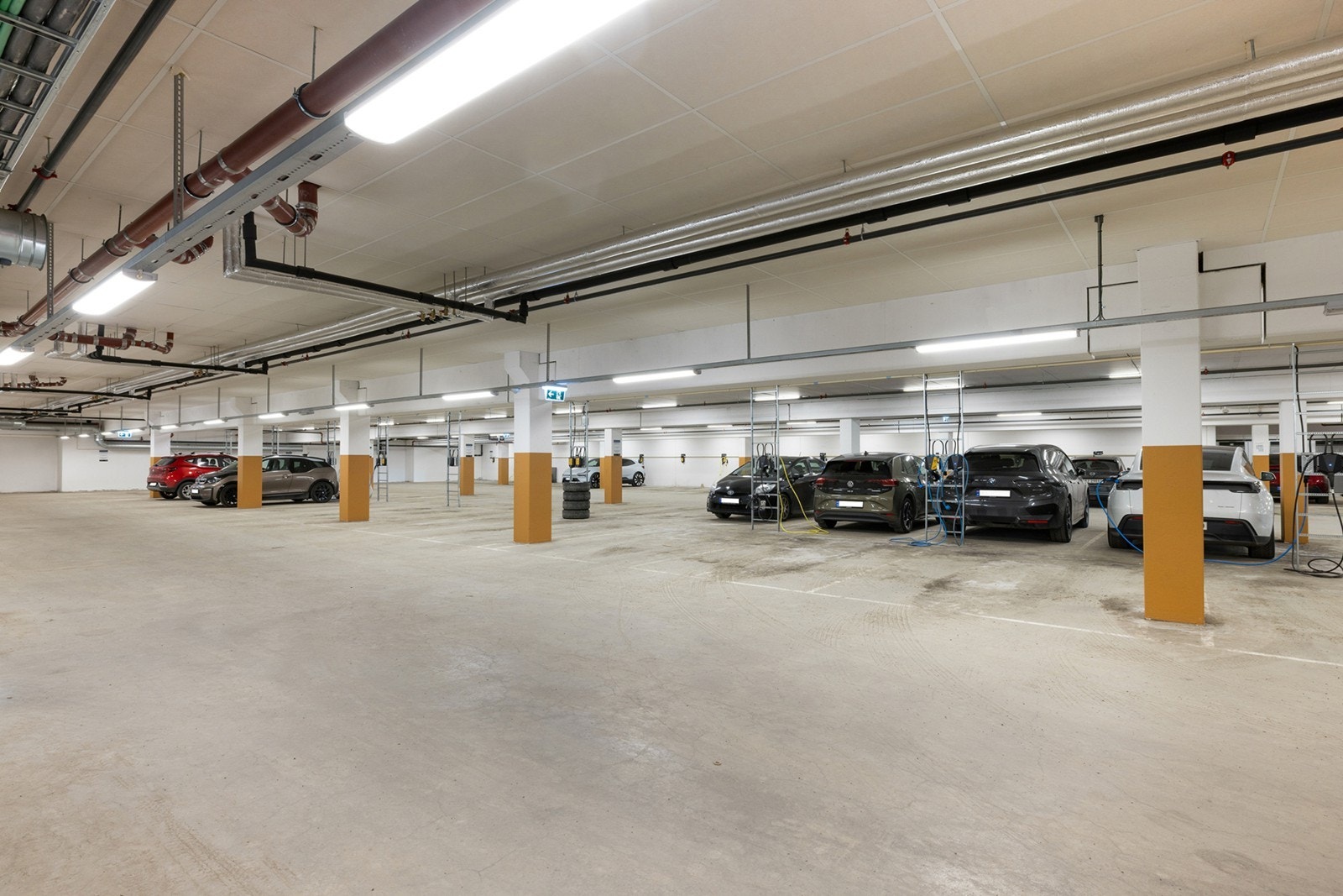 Det medfølger 2 parkeringsplasser med elbil-lader i felles garasjeanlegg. Galleribilde