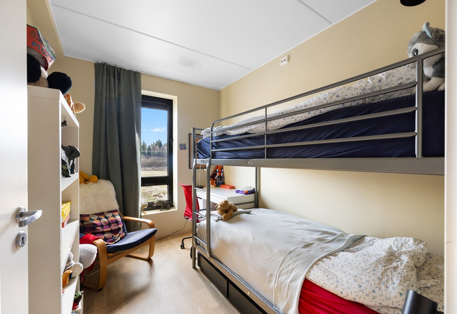 Soverom 2 - Lyst soverom med parkettgulv og lyse overflater som gir et trivelig og lett uttrykk. Egner seg fint som barnerom, gjesterom eller kontor etter behov. Galleribilde