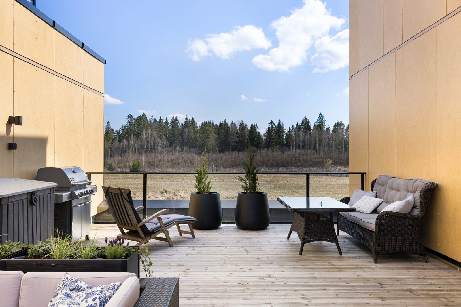 Terrassen har gode solforhold og fin utsikt, og gir en sjelden mulighet til å nyte utelivet i romslige og private omgivelser. Galleribilde