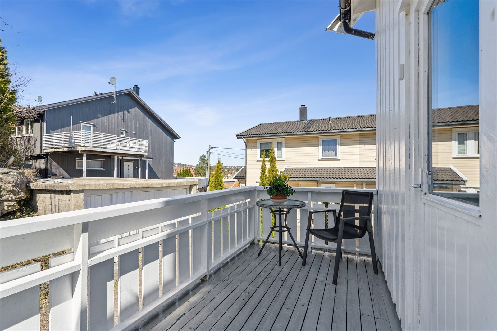 Terrasse med utgang fra kjøkken i 1.etg Galleribilde