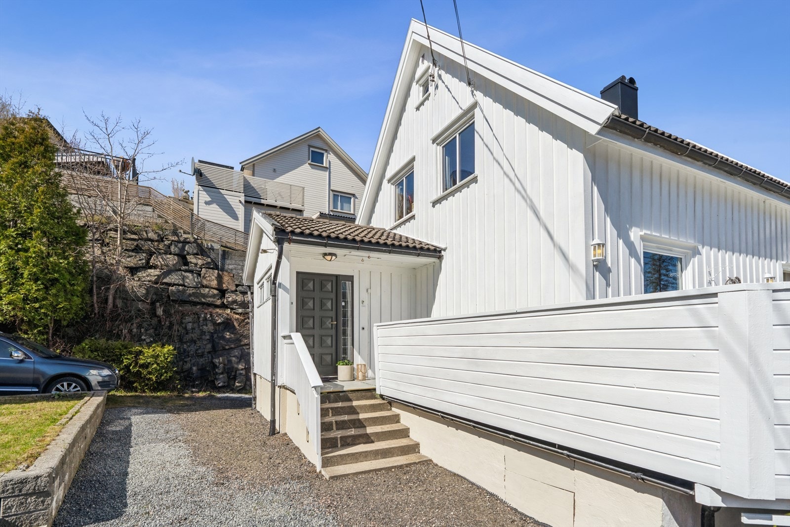 Felles inngang for leilighet i 1. og 2.etasje Galleribilde