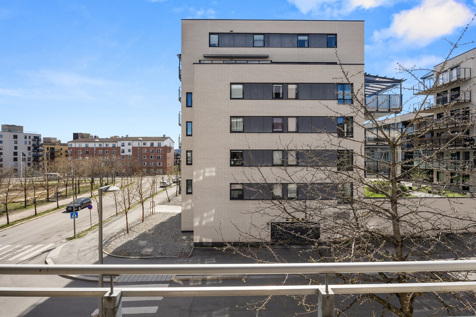 Til leiligheten medfølger også en praktisk utebod. Videre har bygget en flott felles takterrasse med gode solforhold og hyggelig utsikt. Galleribilde
