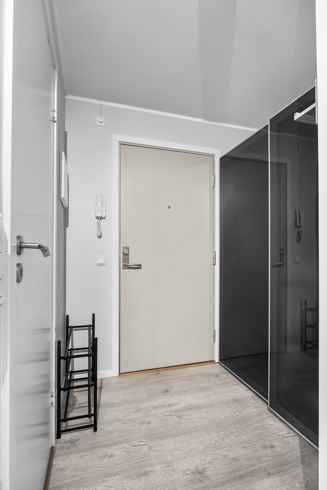Leiligheten ligger i byggets 2. etasje med heisadkomst. Innenfor inngangsdøren kommer du inn i en lys entré med plass til yttertøy og et garderobeskap som gir gode oppbevaringsmuligheter. Galleribilde