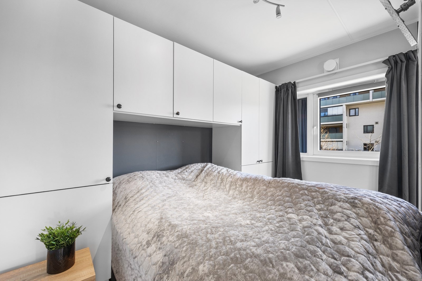Soverommet har adkomst fra stuen via skyvedører, noe som gir en praktisk og plassbesparende løsning. Galleribilde