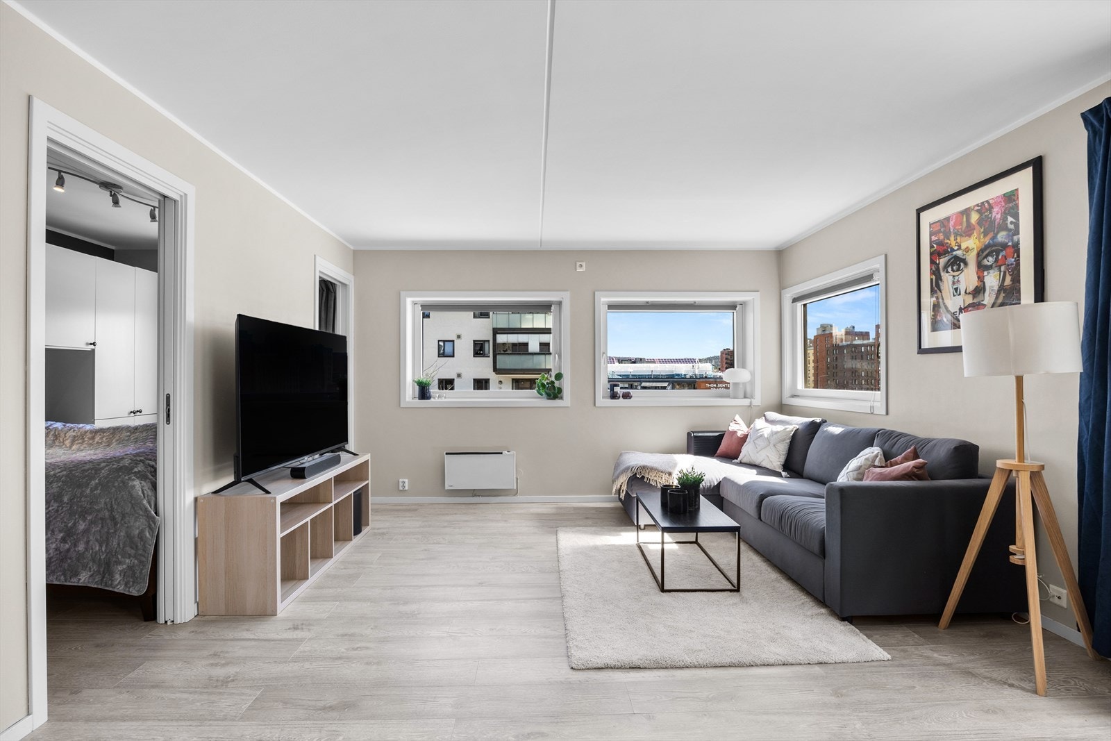 Lys og romslig stue med plass til sofagruppe. Galleribilde