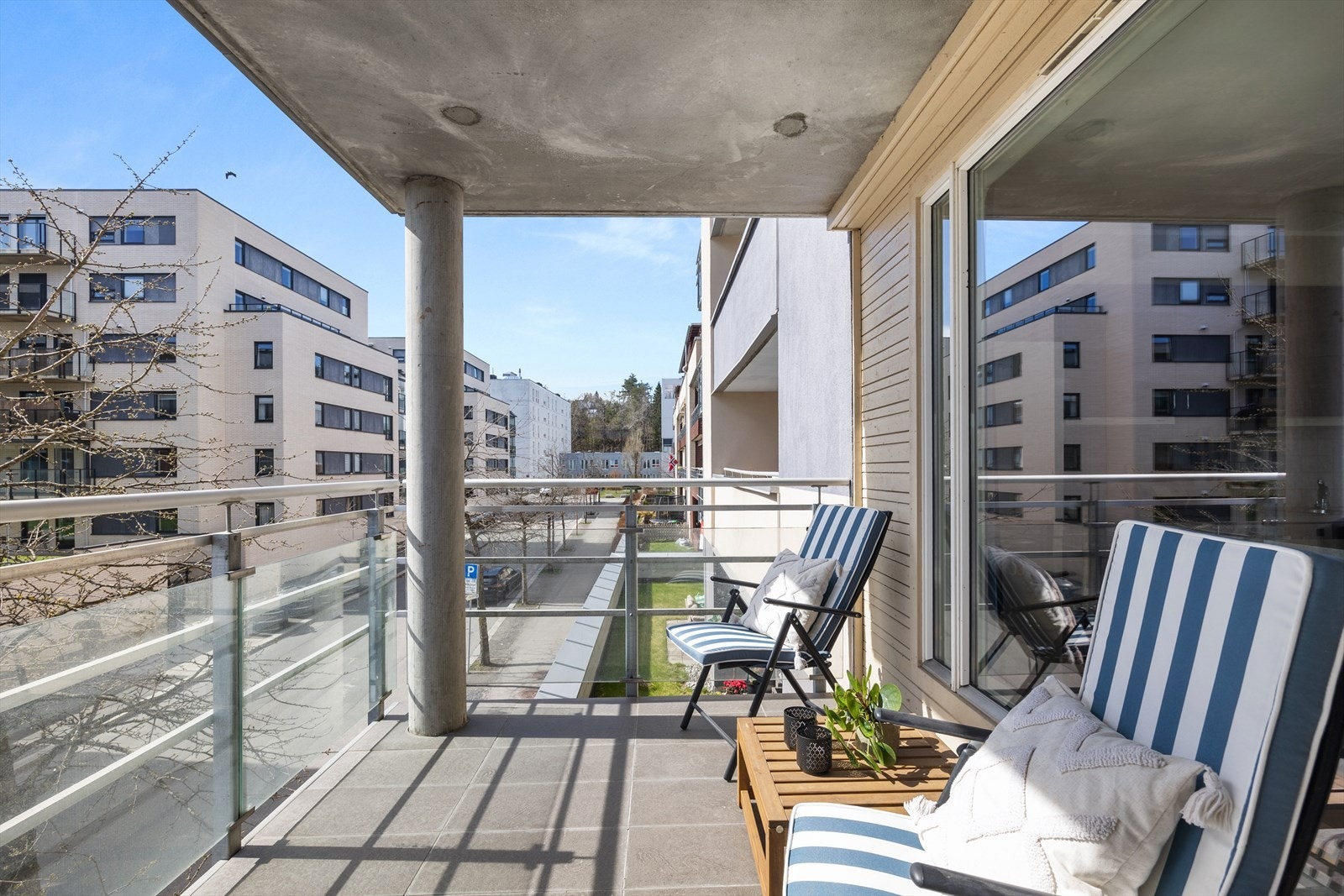 Hyggelig balkong med plass til både morgenkaffe og rolige måltider utendørs. Galleribilde