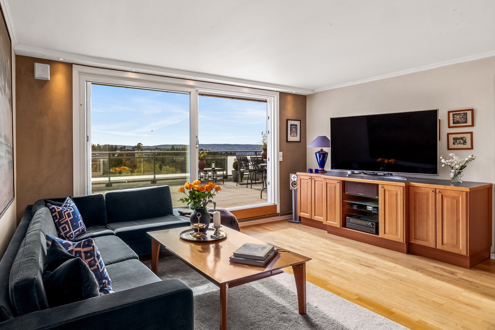 Det er plass til en romslig sofa med tilhørende møblement, og herfra er det utgang til terrasse. Galleribilde
