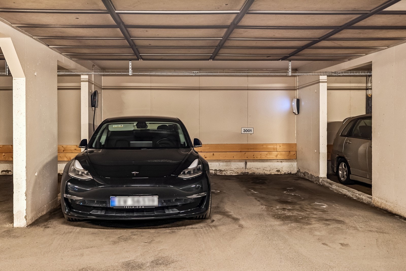 Leiligheten disponerer biloppstillingsplass med Tesla elbillader i garasje. Galleribilde