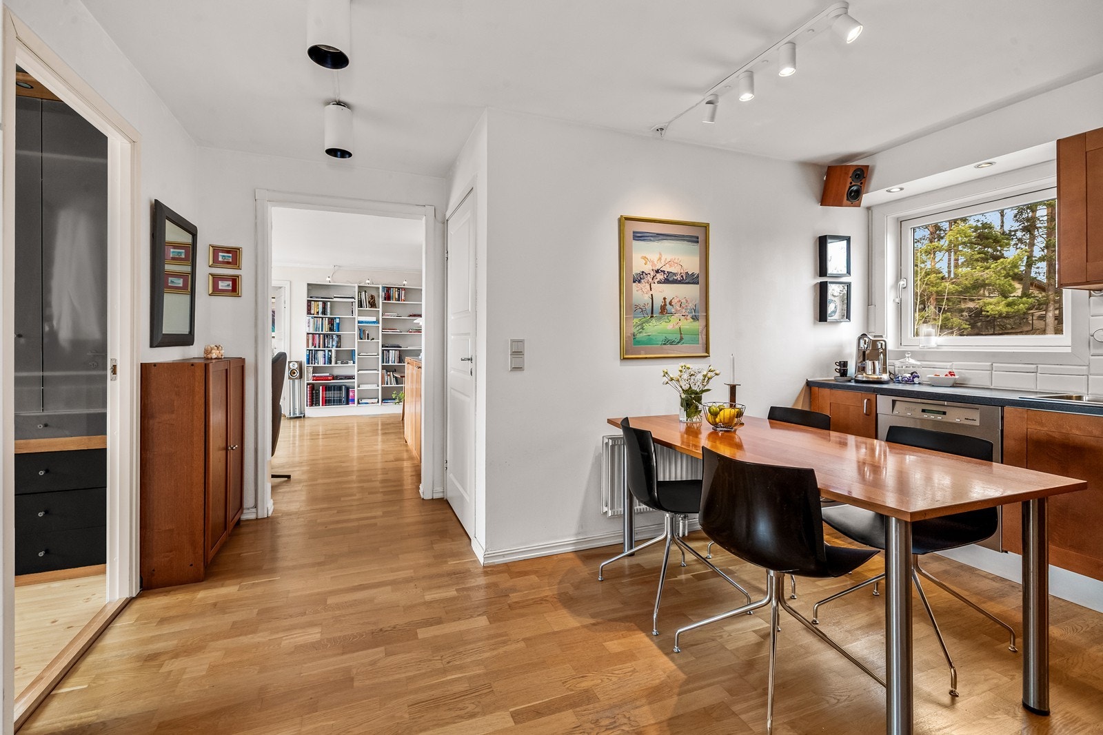 Det er plass til frokostbord om ønskelig i tillegg til spiseplass i stue. Galleribilde
