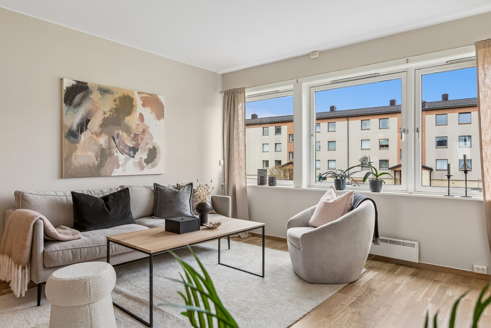 Stuen er innredet i nøytrale, tidløse farger som gjør det enkelt å sette sitt eget preg på interiøret. Galleribilde