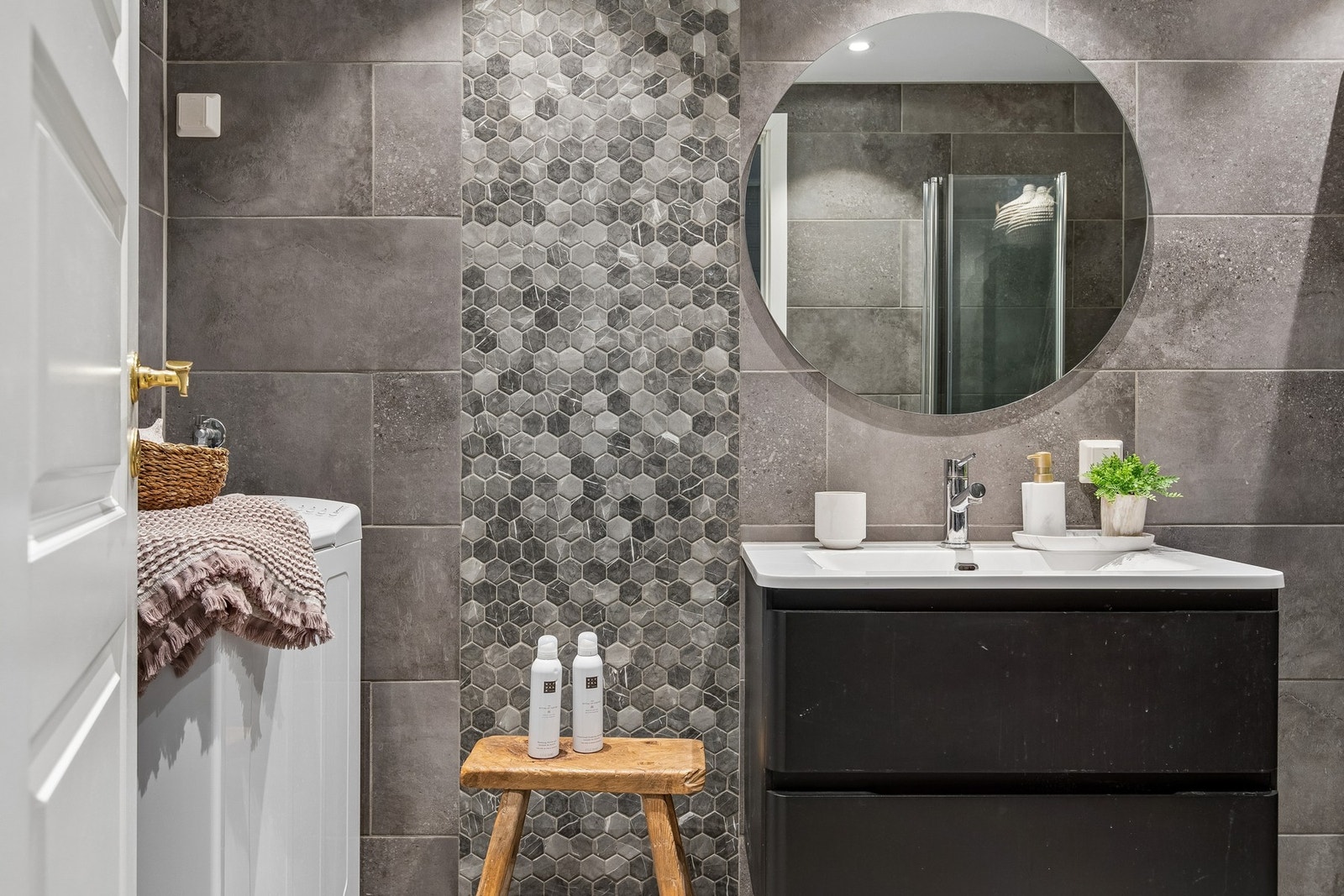 Badet er innredet med vegghengt servantinnredning, speil, dusjhjørne med dører og veggmontert dusj med vannfall. Galleribilde