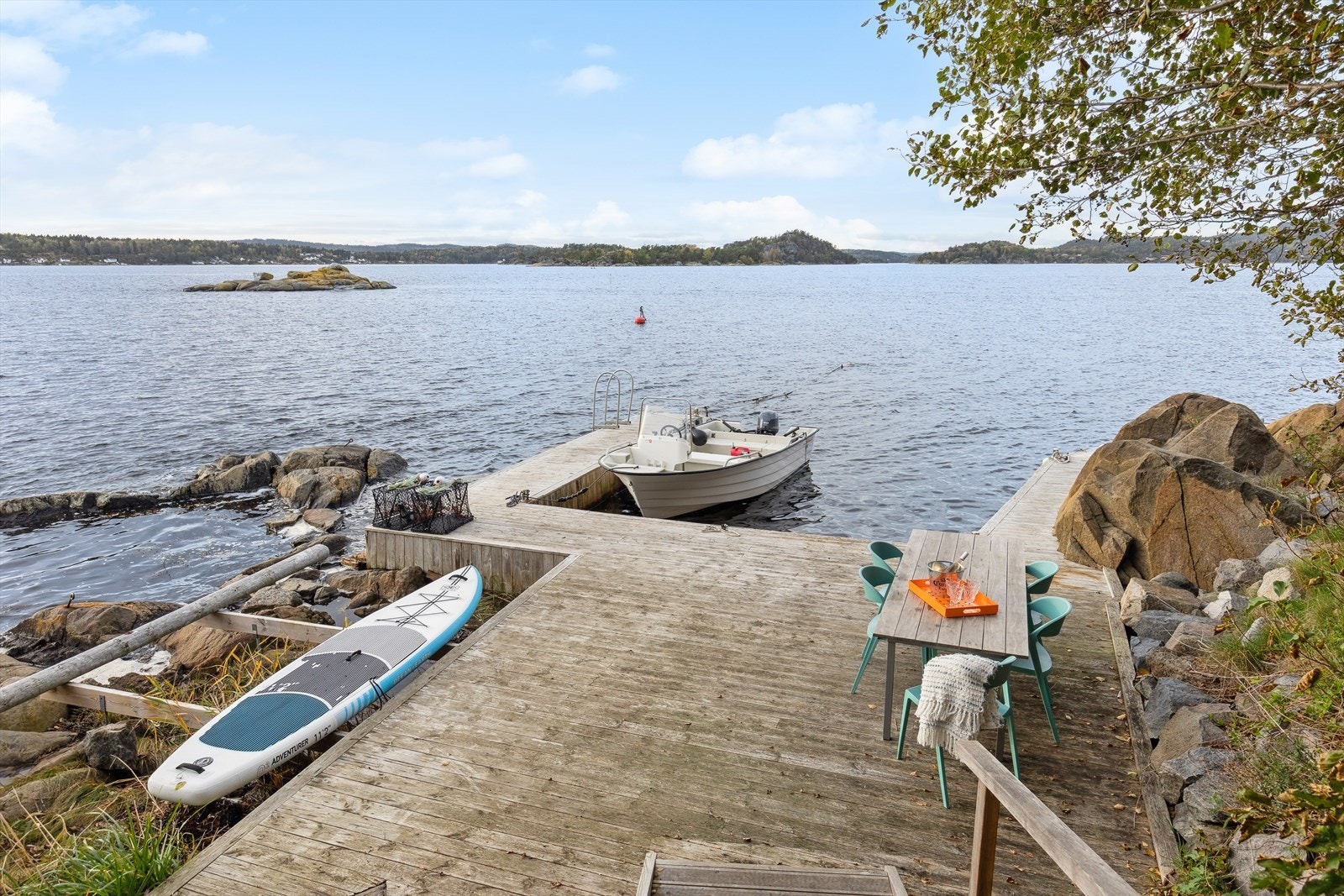 Til eiendommen hører en egen, solid brygge med plass til båt og utemøbler. Galleribilde