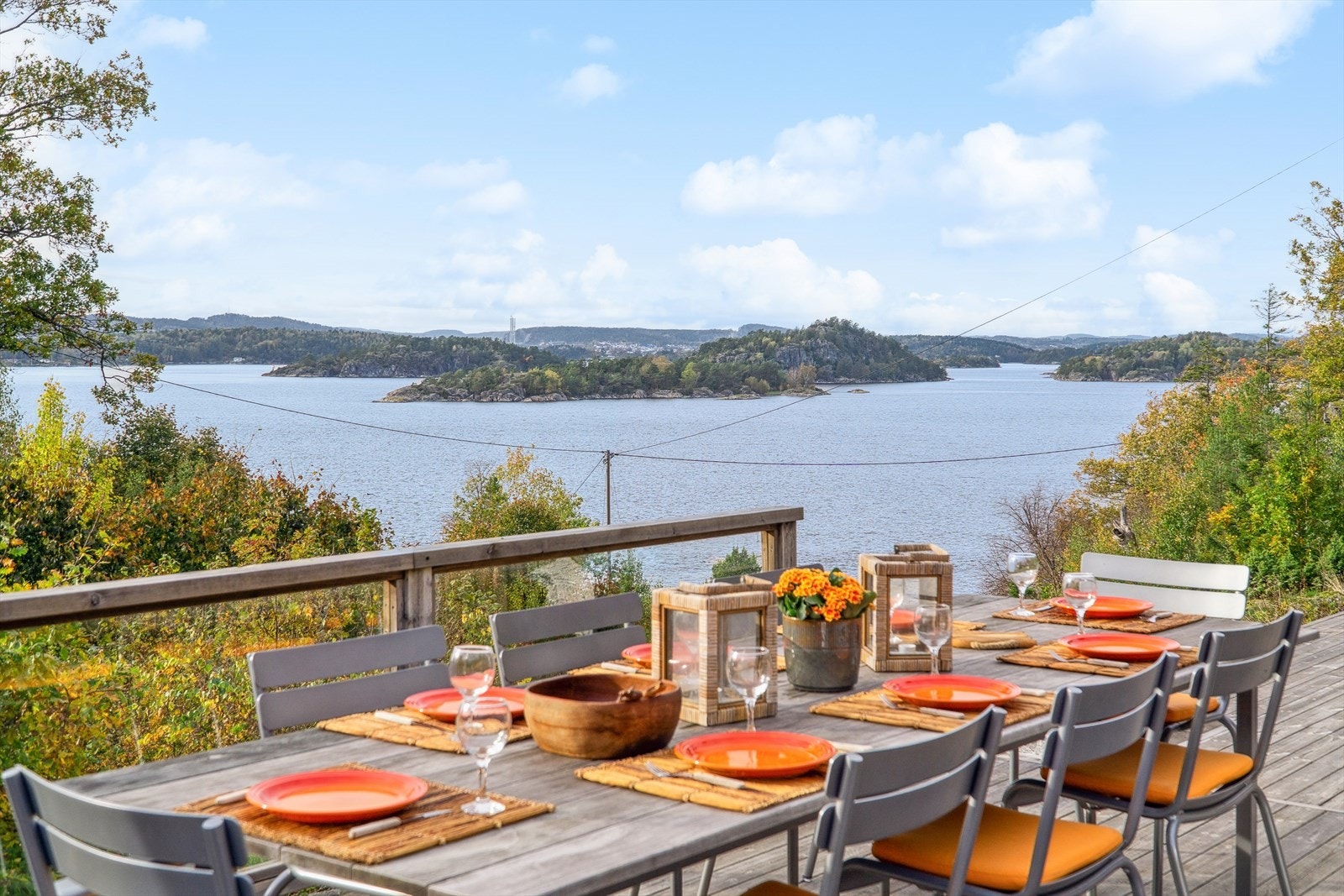 Terrassen har god plass til langbord for hyggelige måltider utendørs, med sjøutsikten som kulisse. Galleribilde