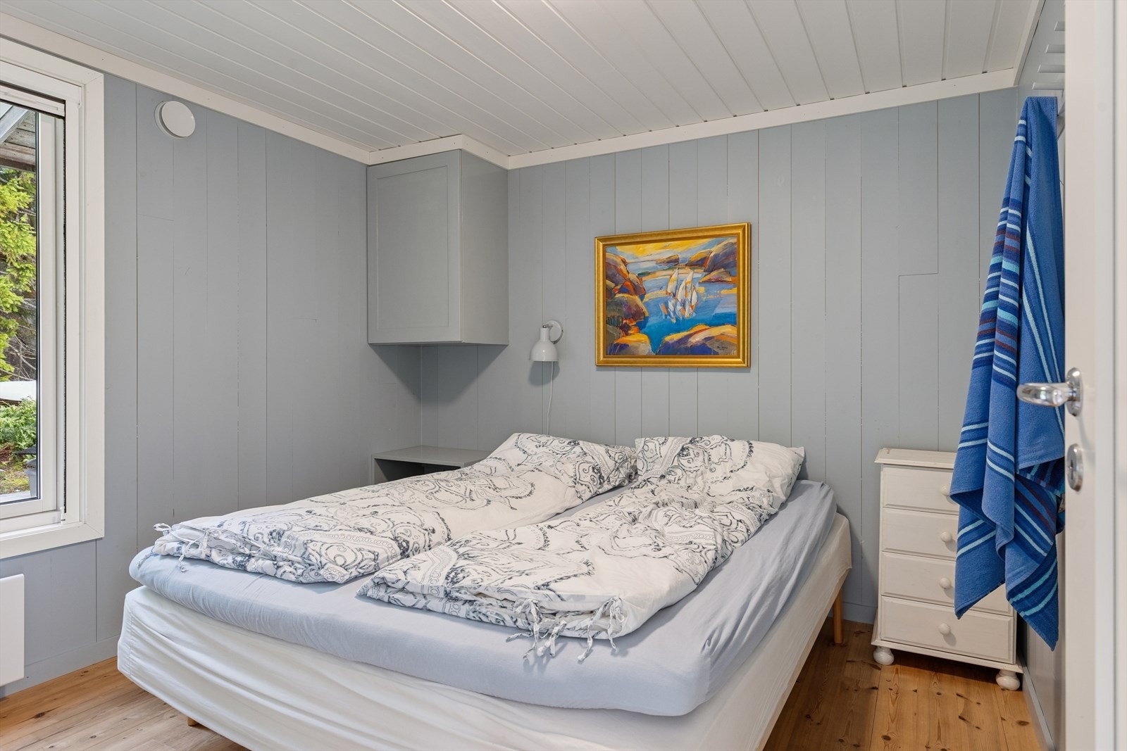 Hytta har totalt fem soverom, alle med furugulv og panel på veggene. Galleribilde