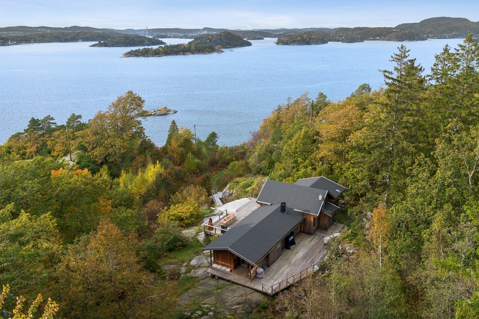 Eiendommen ligger usjenert til med en åpen utsikt mot Sikteøya og den omkringliggende skjærgården. Galleribilde