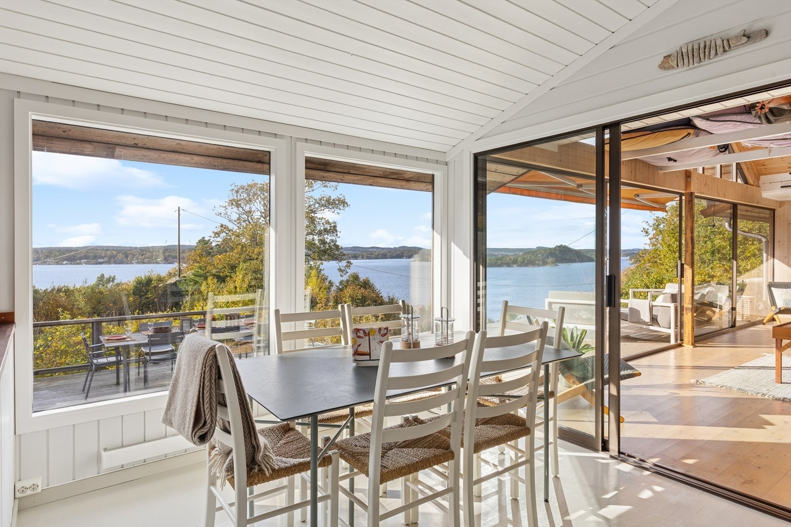 De store skyvedørene åpner opp mot den romslige terrassen og gir en sømløs overgang til uteområdet. Galleribilde