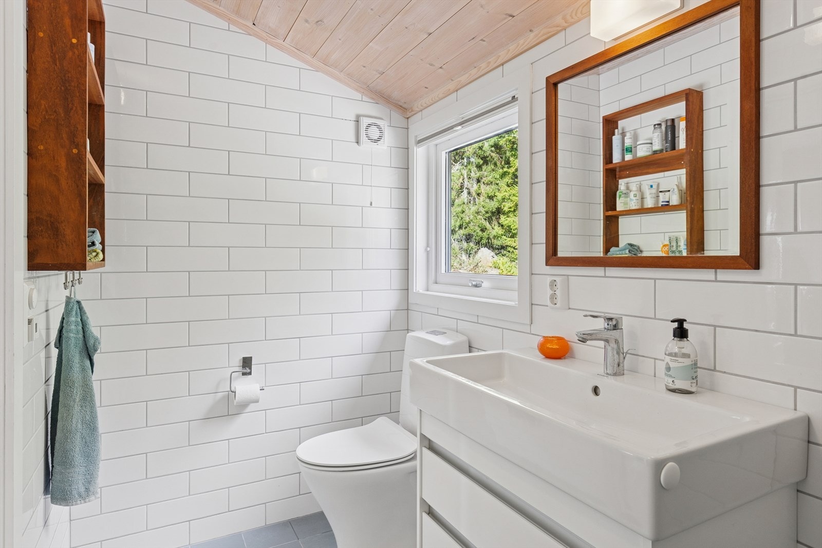 Badet er utstyrt med servantskap og har mekanisk avtrekk for et godt inneklima. Galleribilde