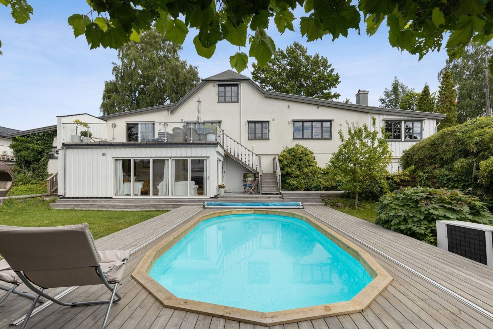 Terrasseplatting rundt bassenget gir gode oppholdsarealer Oppvarming via varmepumpe. Galleribilde