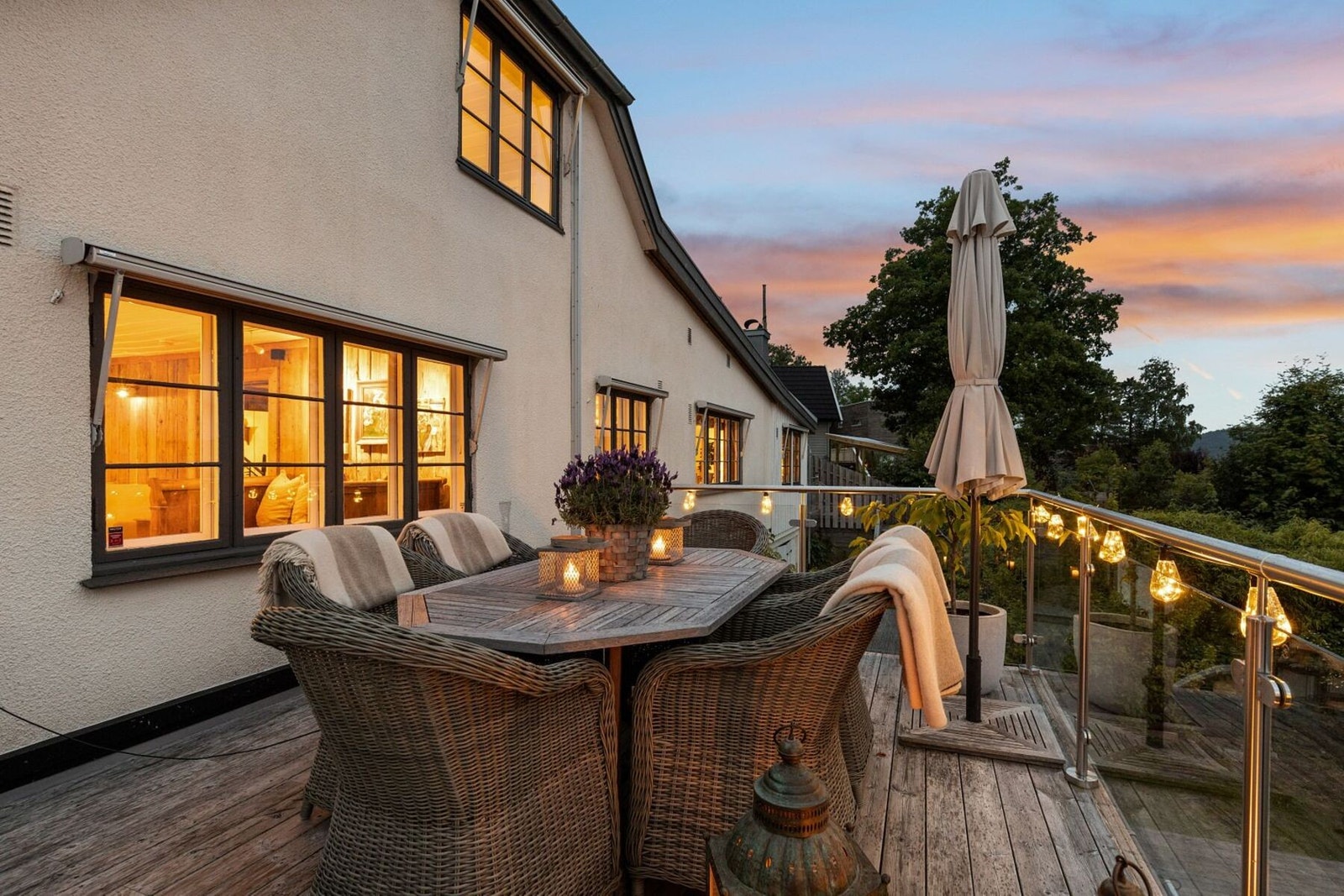 Solrik terrasse med god plass for flere sittegrupper. Galleribilde
