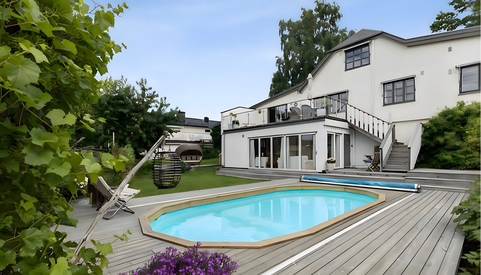 Uteareal med basseng og terrasseplatting. Galleribilde