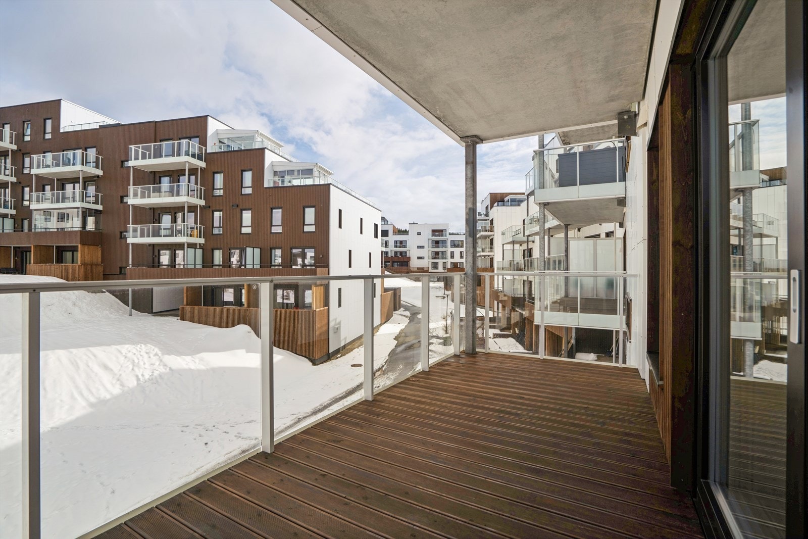 Den takoverbygde balkongen tilhørende hybelen gir en privat uteplass. Galleribilde