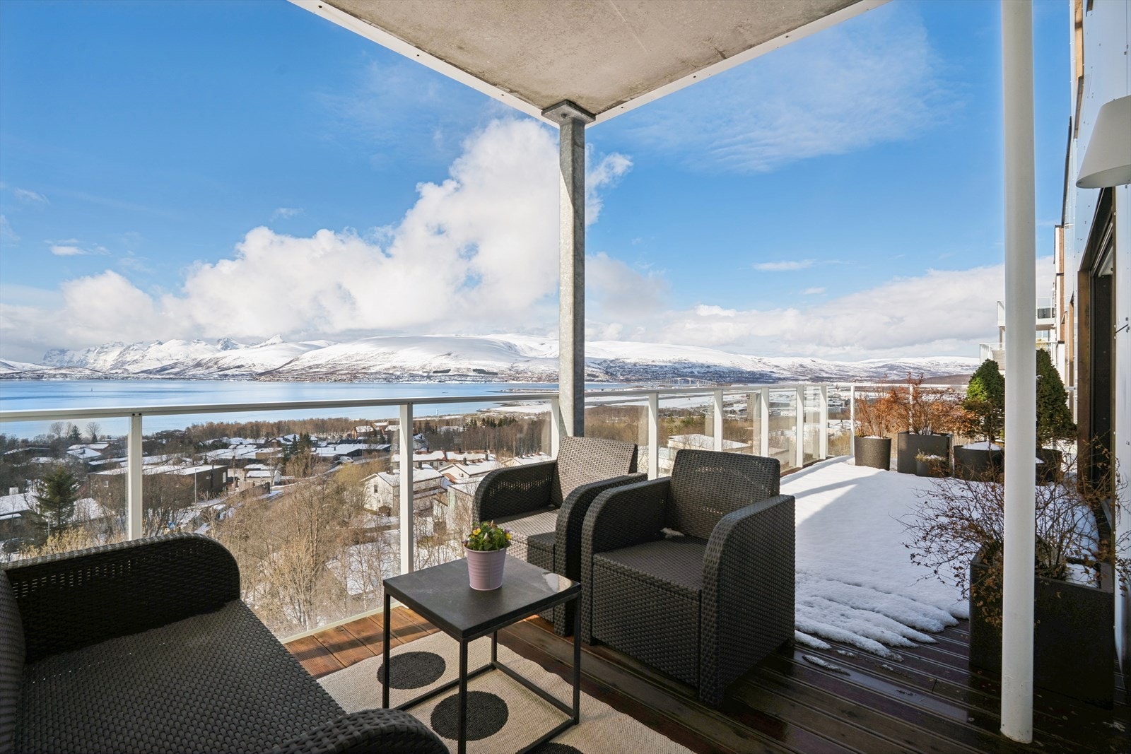Den romslige, delvis overbygde hovedbalkongen har god plass til både spisebord og loungegruppe. Galleribilde