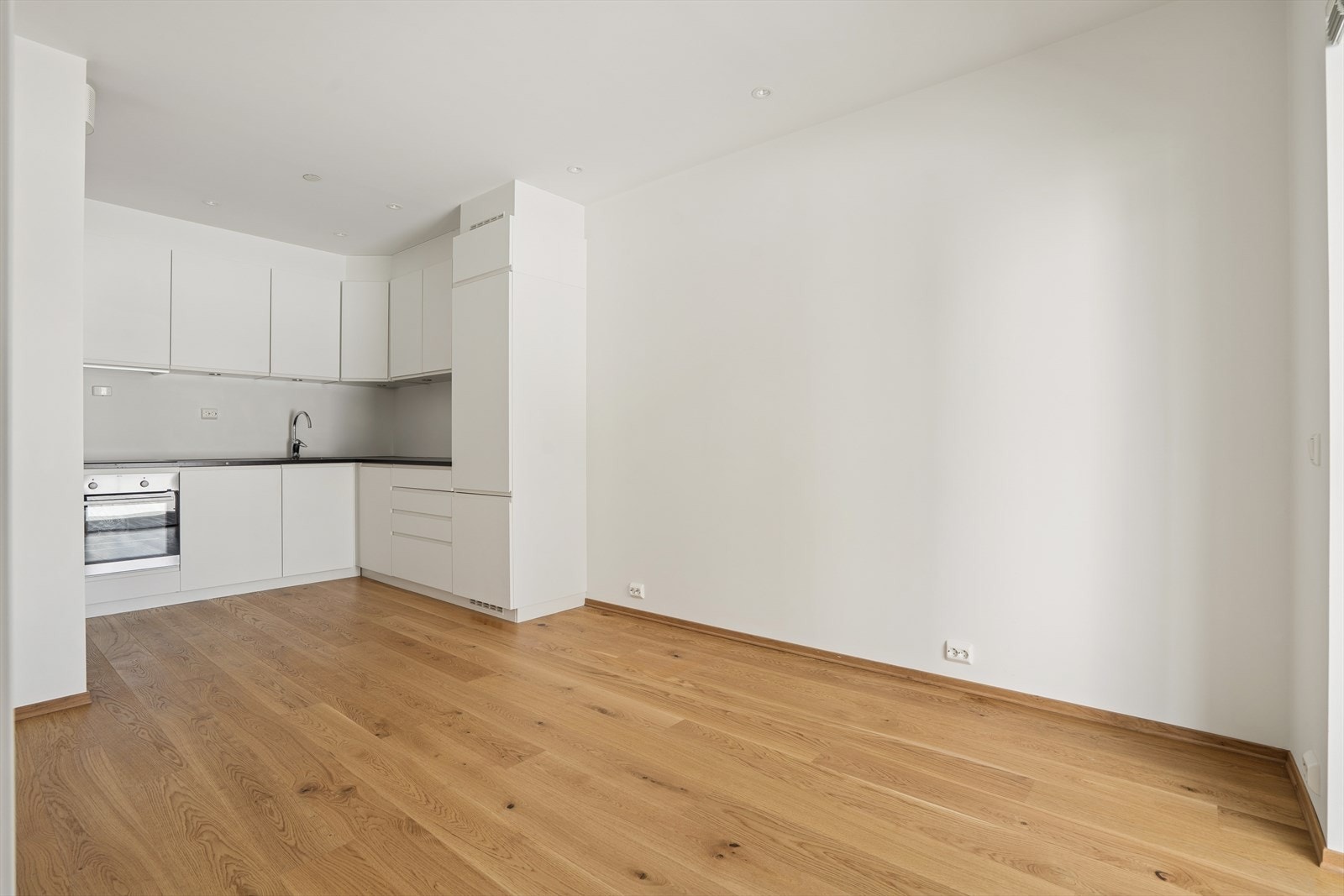 Hybelen består av entré, bad, soverom og stue/kjøkken i åpen løsning. Galleribilde