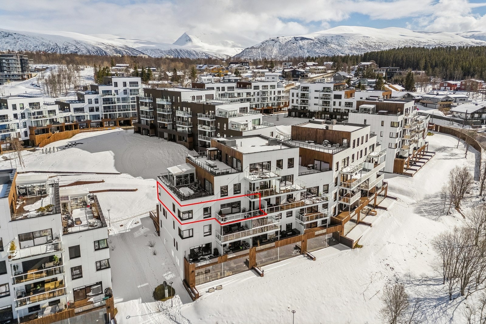 En attraktiv leilighet med én hoveddel og én hybeldel med uteplasser på totalt 36 kvm. Galleribilde