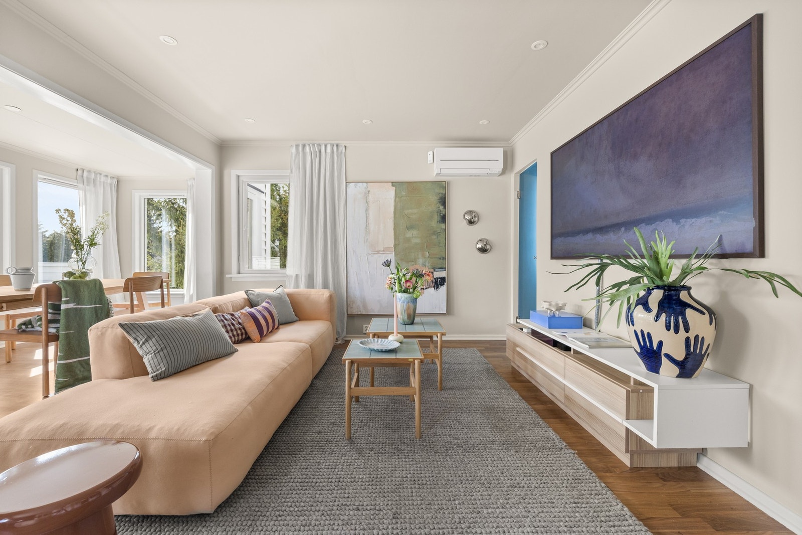 I stuen er det god plass til stor sofagruppe og øvrig møblement. Galleribilde