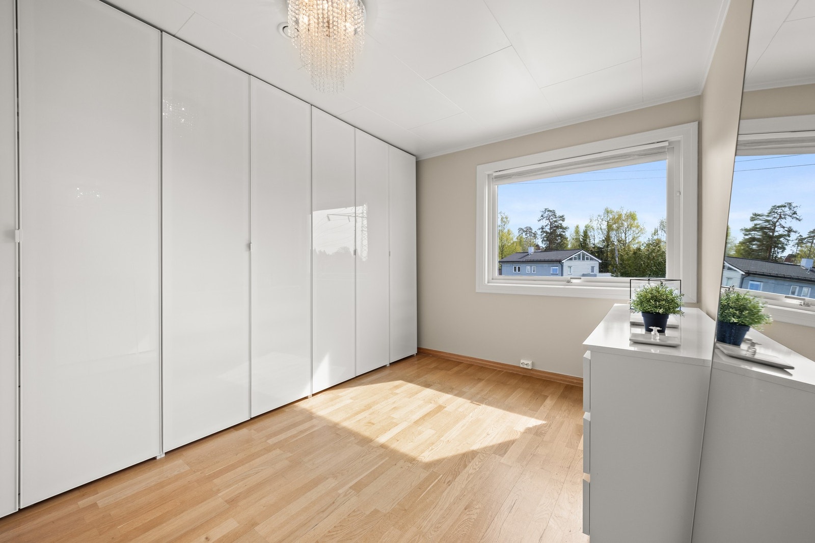 Soverom 3 med god lagringsplass i stort garderobeskap. Galleribilde