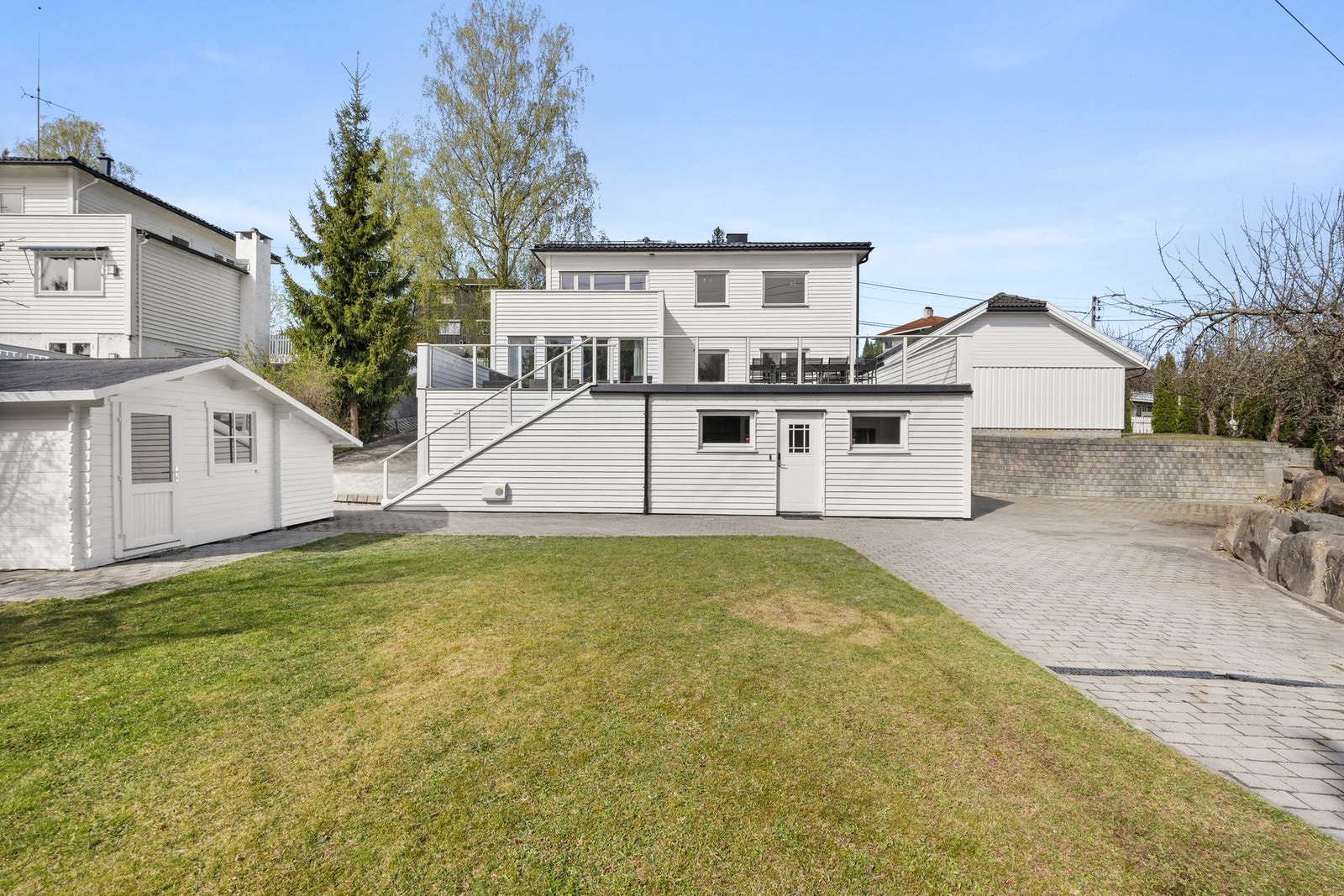 Fint dukkehus med praktisk redskapsbod. Galleribilde