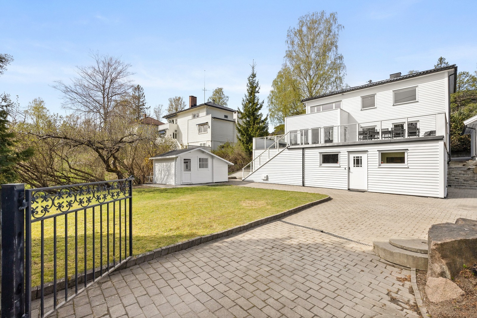 Eiendommen er på ca. 1,2 mål og byr på flotte uteplasser med svært gode solforhold. Galleribilde