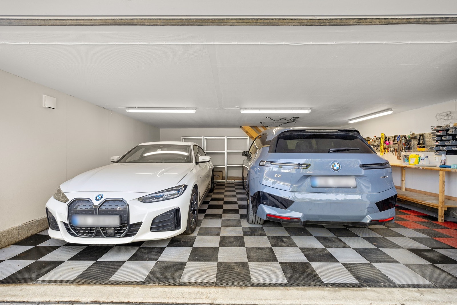 Garasjen er utstyrt med to elbilladere (originalladere fra BMW og Tesla). Galleribilde