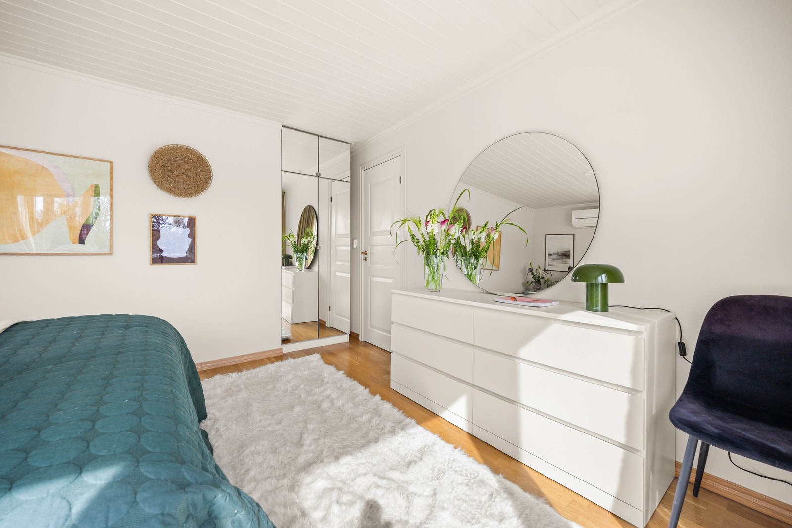 Soverommet har god plass til dobbeltseng, nattbord og garderobe. Galleribilde
