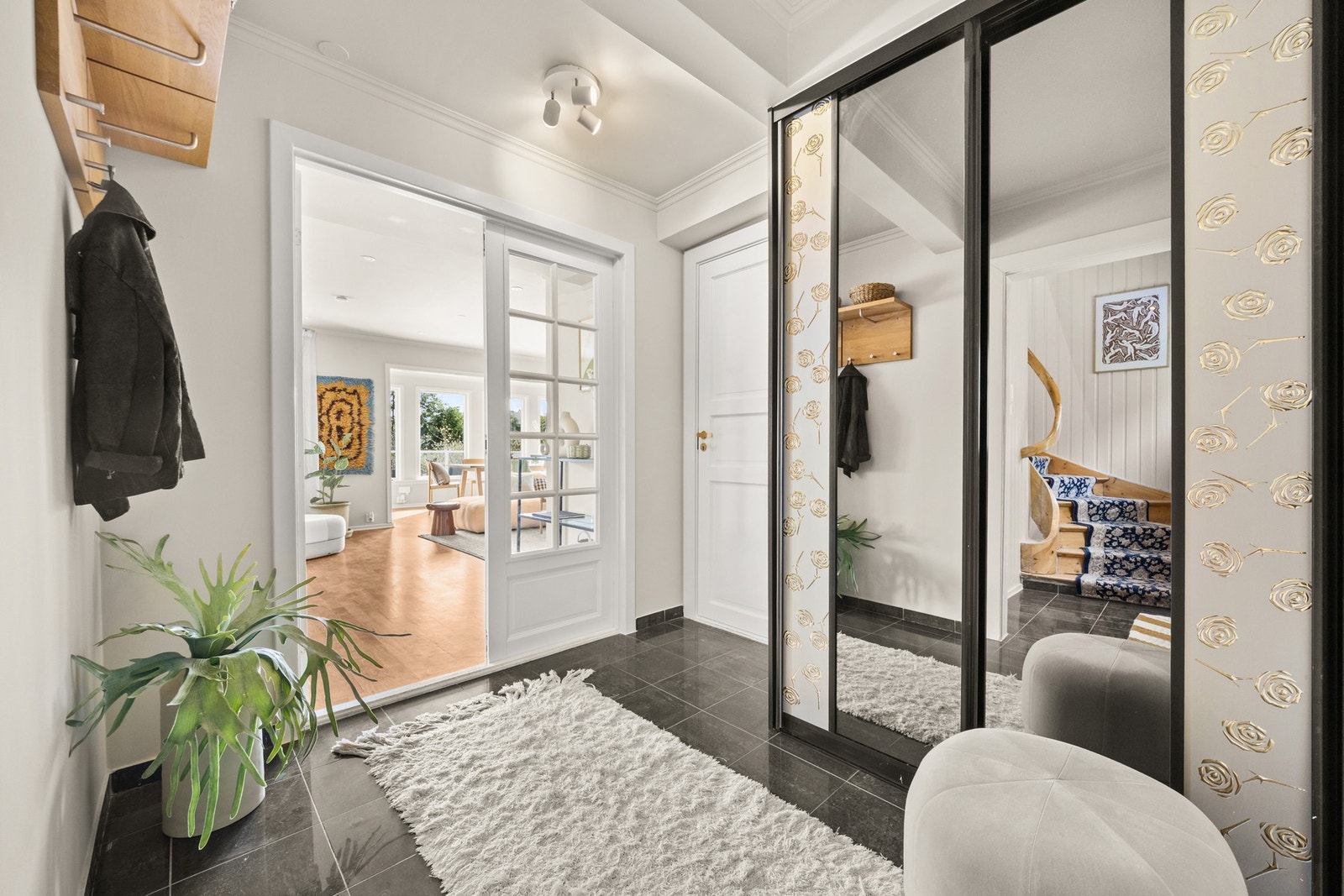 Innbydende entré med varmekabler i gulv og romslig skyvedørsgarderobe. Galleribilde