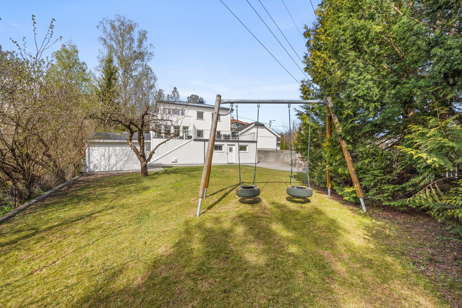 Solrik tomt i et etablert boligområde, sentralt på Jar/Stabekk. Galleribilde