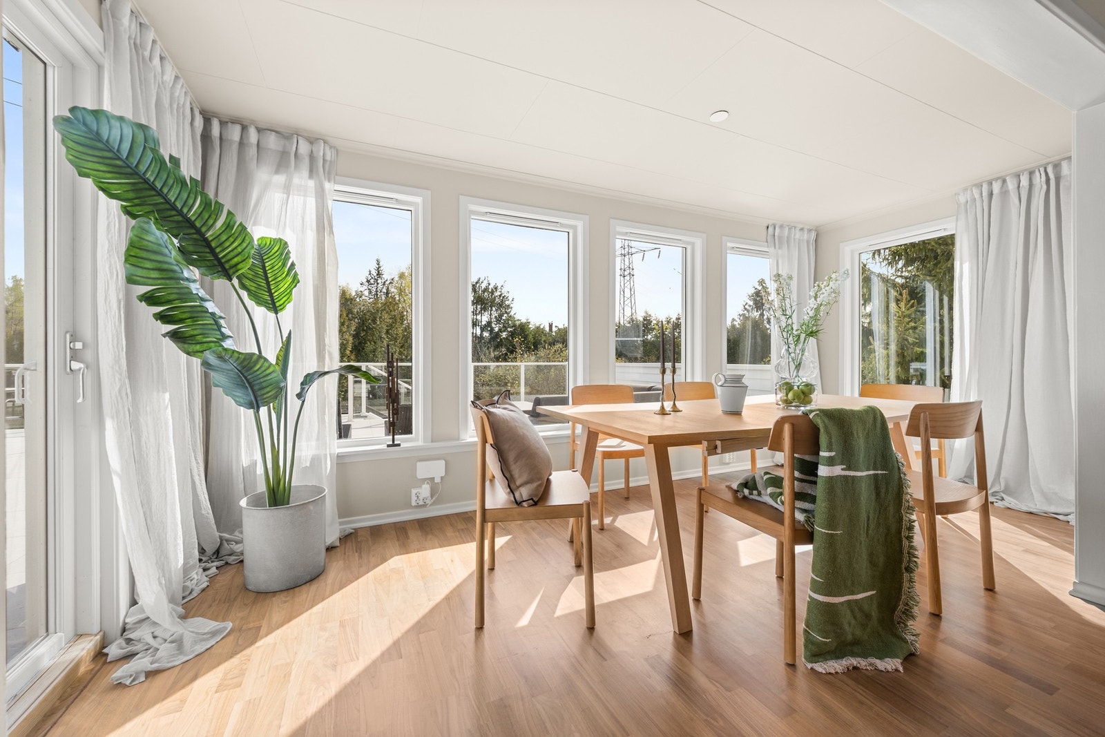 God plass til stort spisebord - perfekt for sosiale sammenkomster. Galleribilde