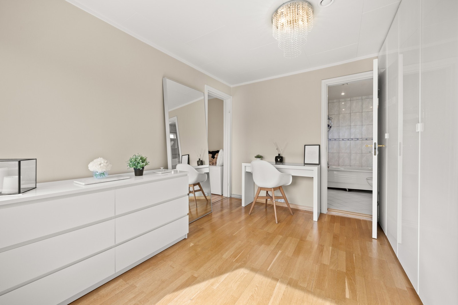 Soverommet har tilgang til eget bad. Galleribilde