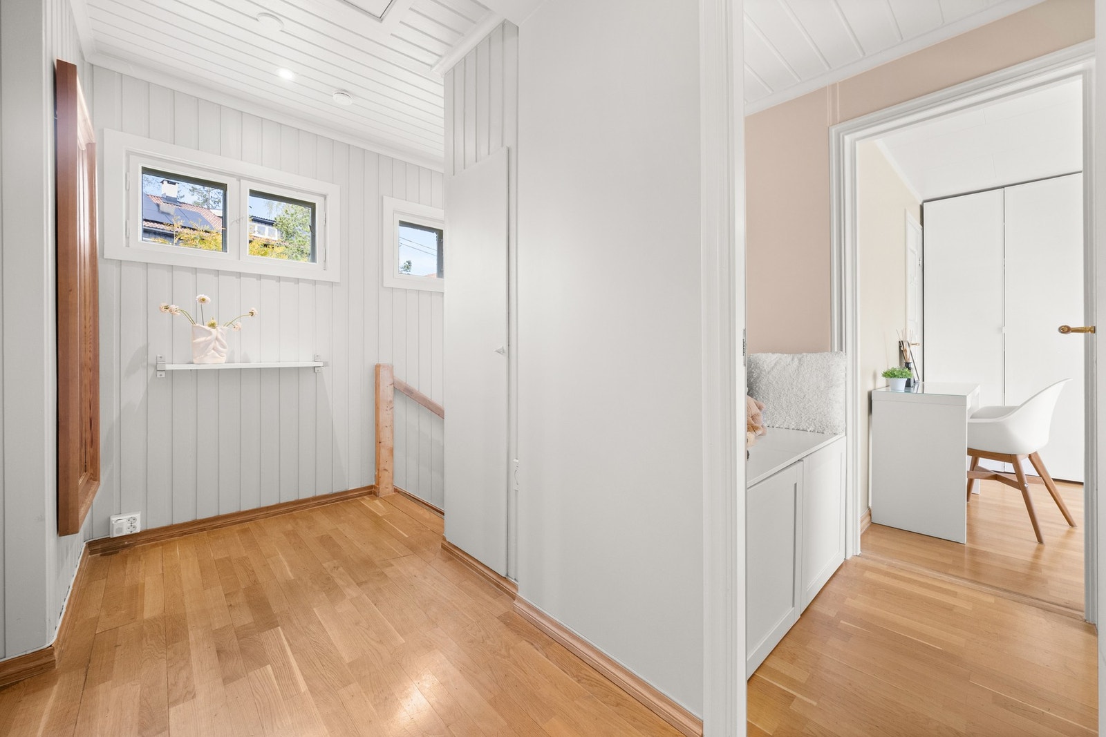 Boligen har totalt 5 soverom, hvor 3 av soverommene er i 2. etasje. I tillegg er det 2 baderom i 2. etasje. Galleribilde